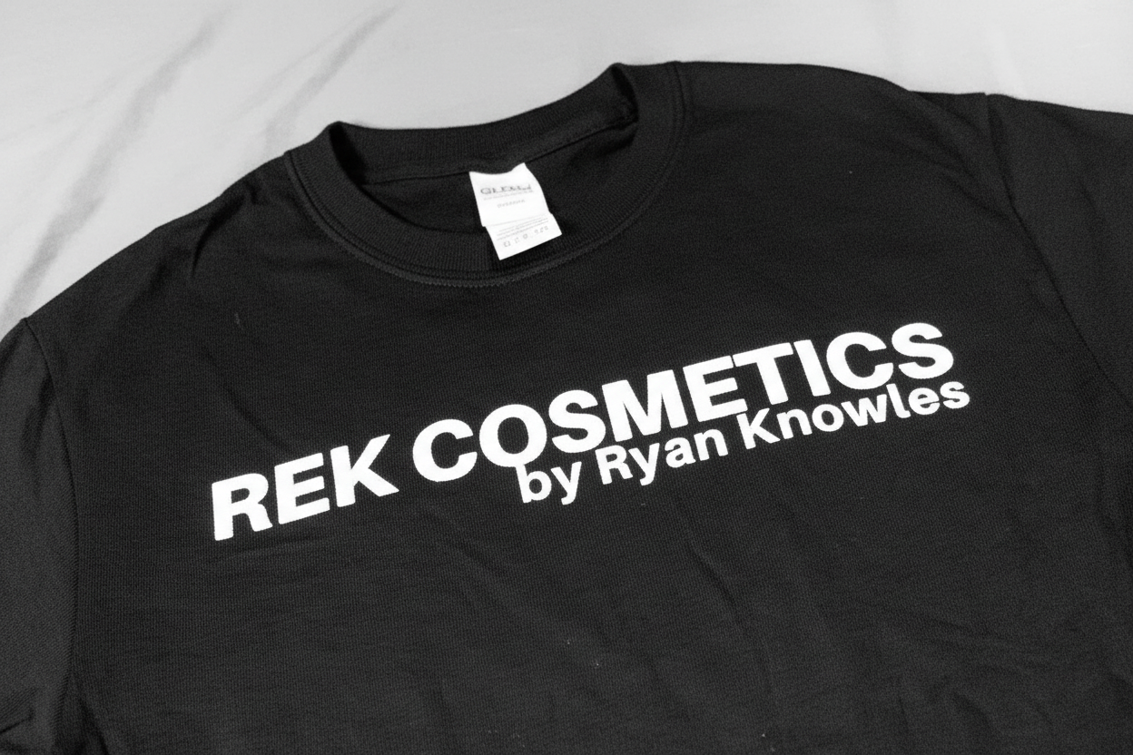 REK T-Shirt - Logo Close-up